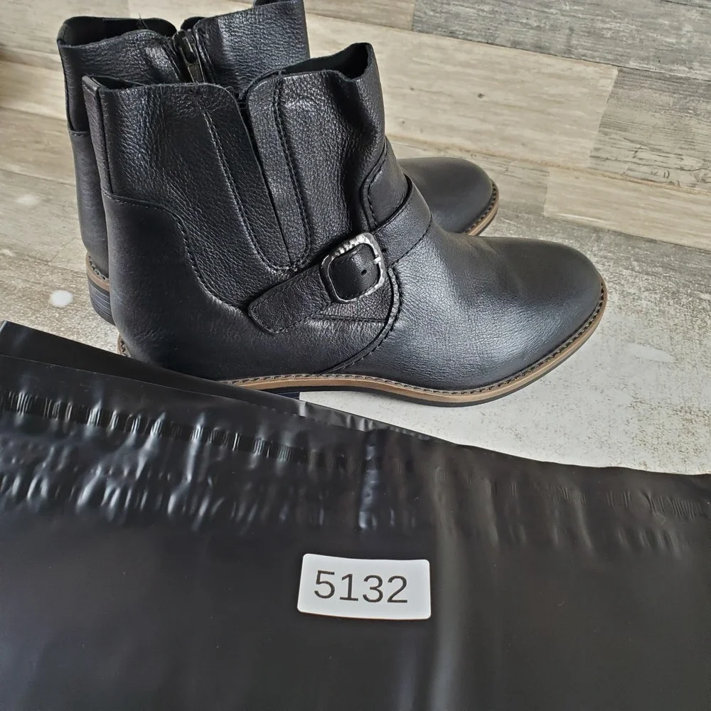 Clarks Camzin Loop Womens Boots Sz 8 M Black Leather Side Zip Low-Block Heel